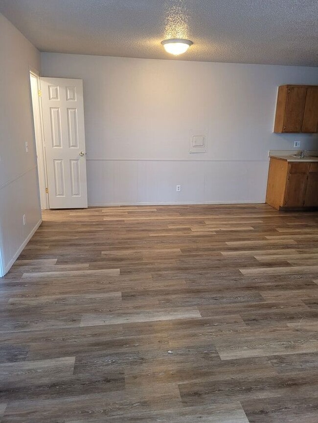 Building Photo - $400 Move in special December 2024