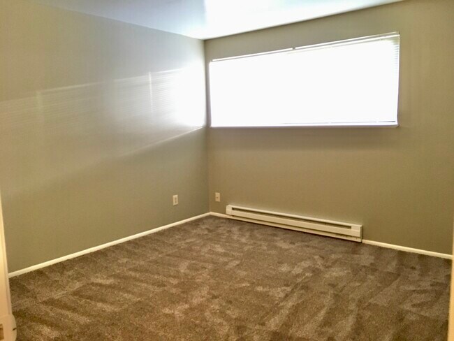 Building Photo - 2727 NE 125th St