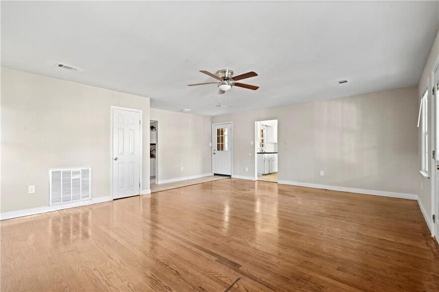 Building Photo - 207 Tanglewood Dr