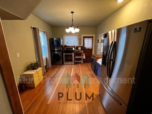 Building Photo - 208 Cedar St