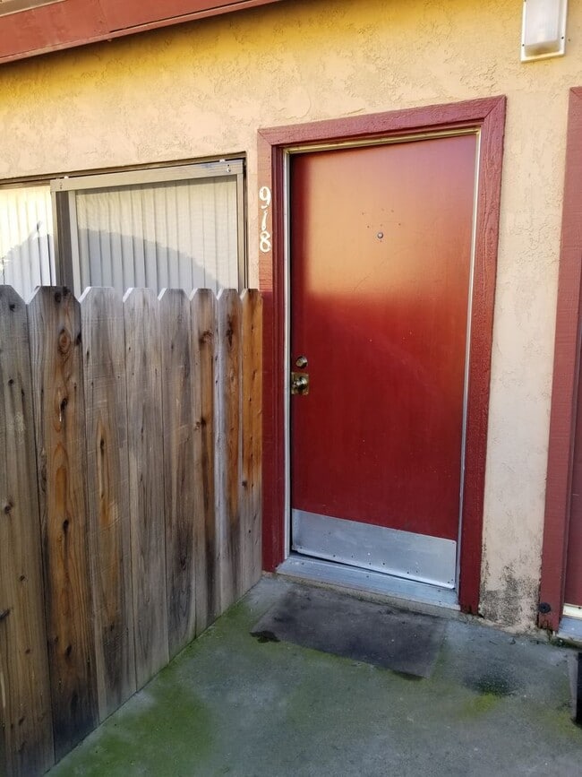 Building Photo - 1 BR Loft Available now