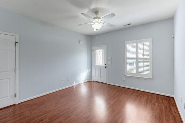 Building Photo - 558 Calen Ln