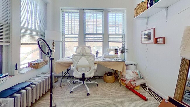 Building Photo - Extra Large Lakeview One Bedroom Includes ...