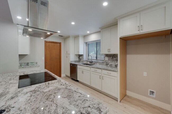 Building Photo - Bright and Stylish 4BD/2BA Home with 3 Car...