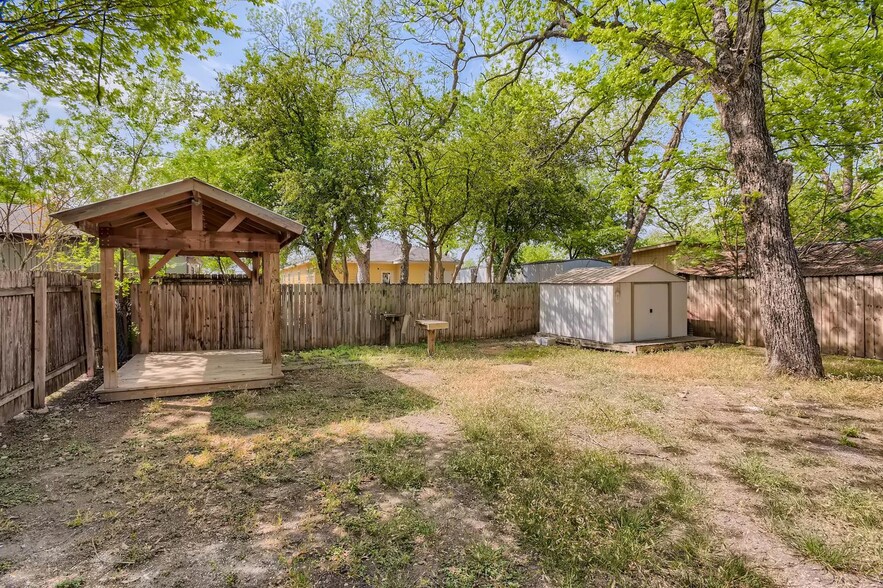 Building Photo - Updated & charming Lavaca home with large fenced yard