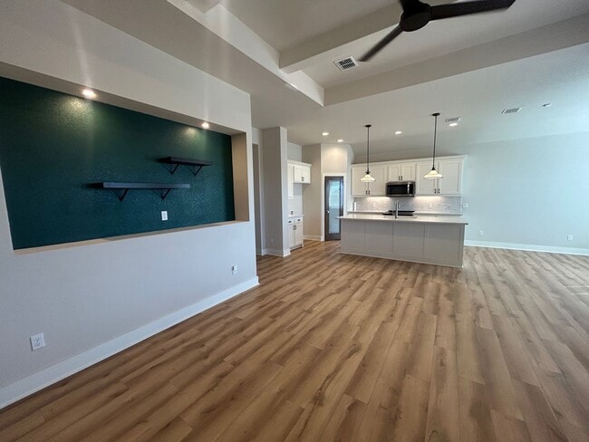 Building Photo - Amazing 3 Bedroom Midway Home