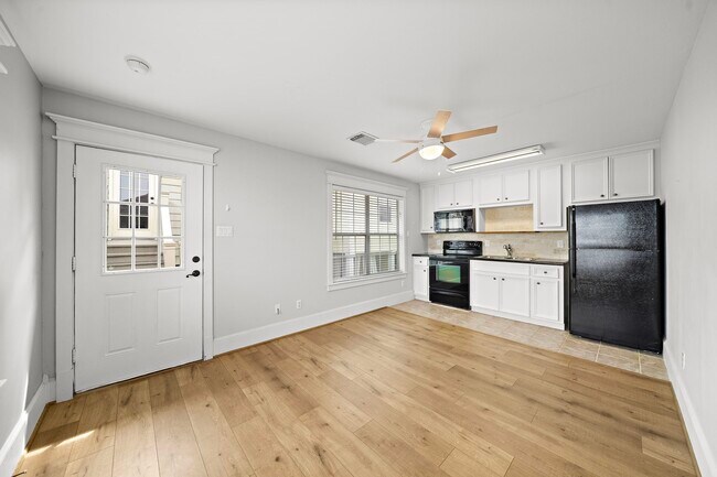 Building Photo - 809 W 20th St