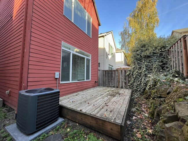 Building Photo - Charming 3-Bed, 3-Bath Home with Bright Ki...