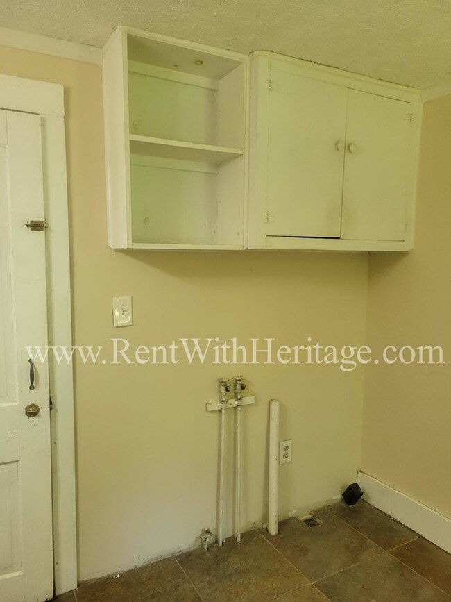 Building Photo - ENJOY THE PRESTIGE OF THIS CHARMING HOME I...