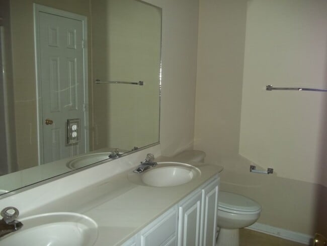 Building Photo - Moss Creek Place - AVAILABLE NOW