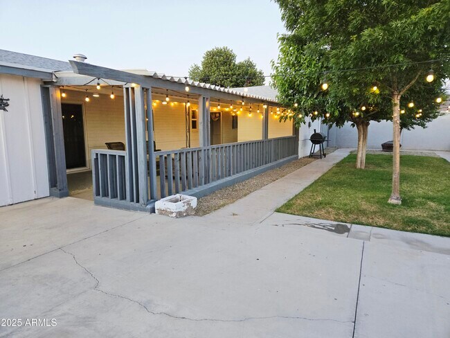 Building Photo - 3039 W Bloomfield Rd