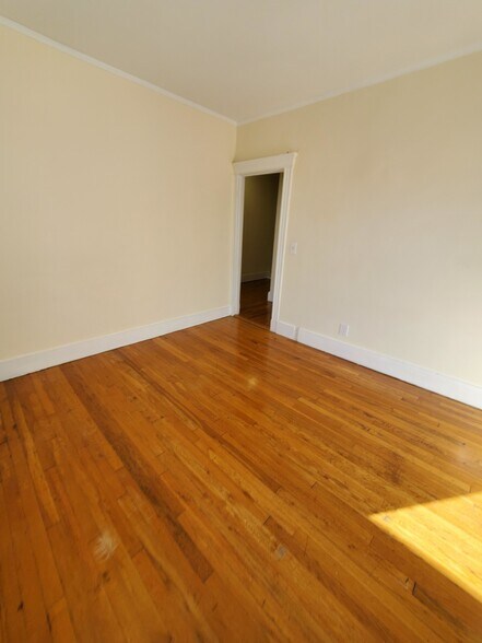 Building Photo - 376 Riverway