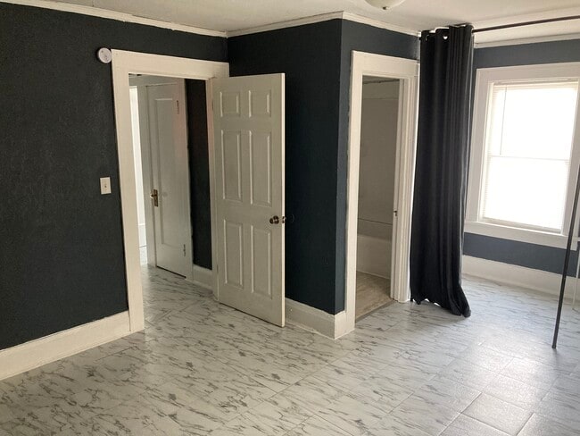 Building Photo - 501 W Columbia Ter