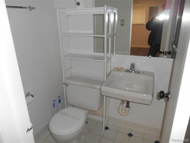 Building Photo - 1440 W Elmwood Ave