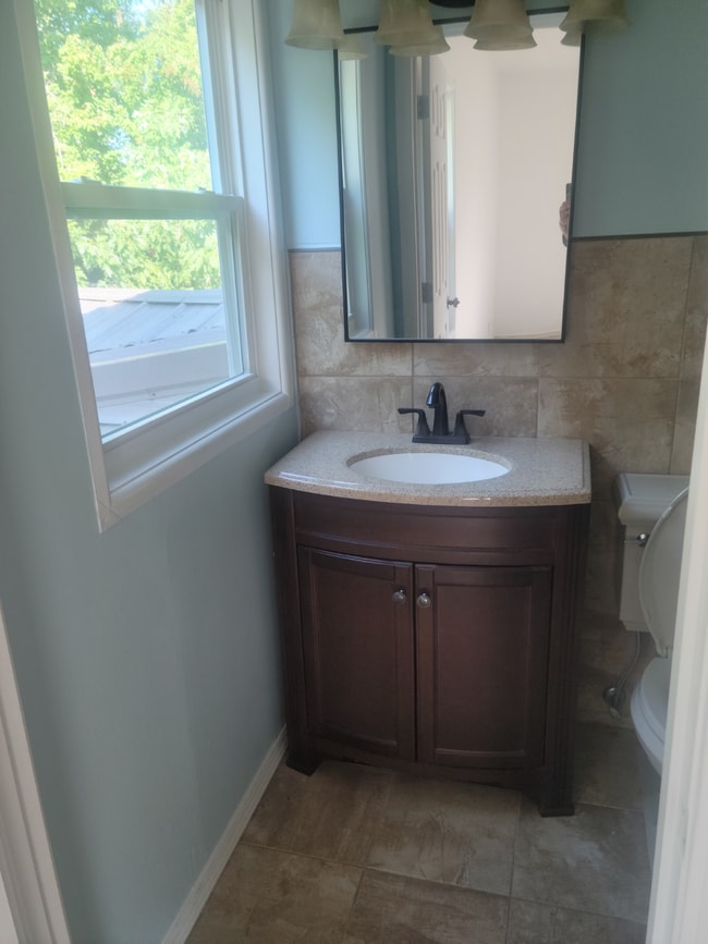 Building Photo - "Charming 3-Bed Home with Granite Elegance...
