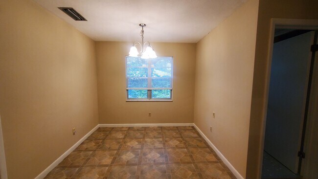 Building Photo - Large 3 Bedroom, 2.5 Bath with large Den and Family Room in Rainbows End, Dunnellon, FL