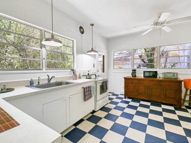 Kitchen - 637 40th St