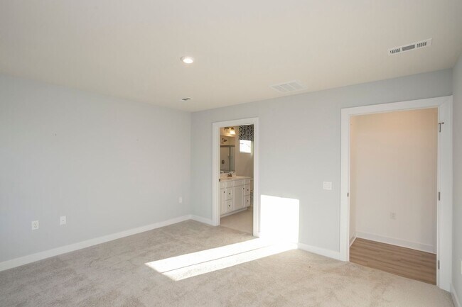 Building Photo - Beautiful One Level Home in Columbia!
