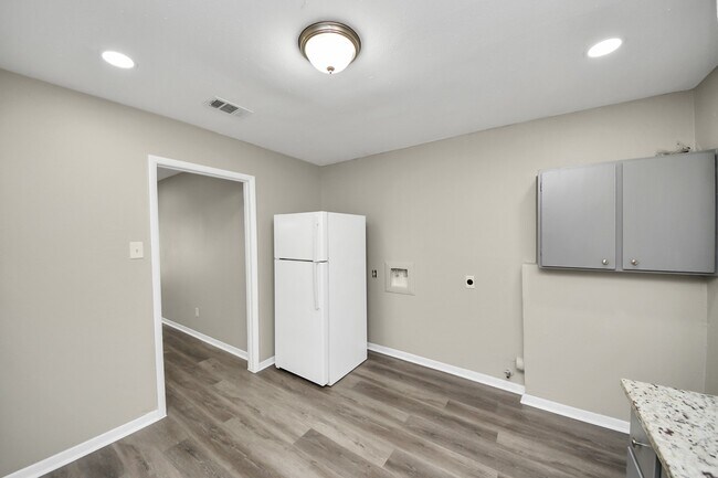 Building Photo - 1736 Crestdale Dr