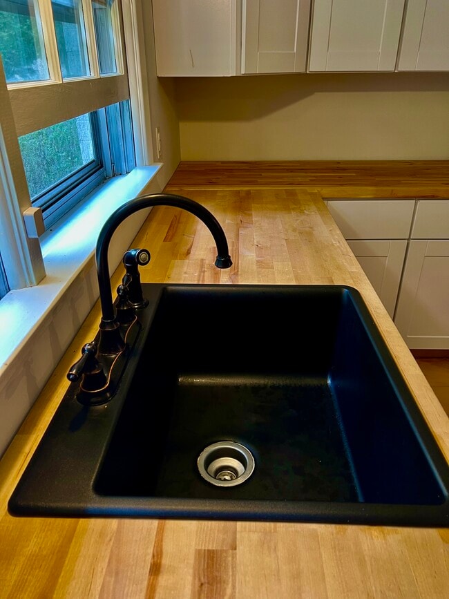 Building Photo - 250 Edgewood Dr