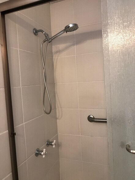 Shower - 540 Monica Ln