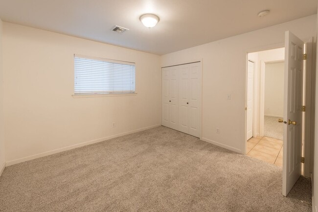 Building Photo - Great Duplex Home Near WWU
