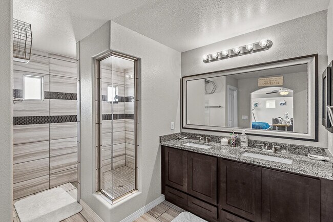 Building Photo - 14821 Tierra Escape Ave