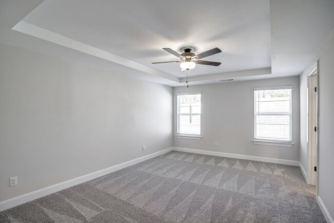 Building Photo - Updated Townhome with 1 Car Garage - close to Southpoint!