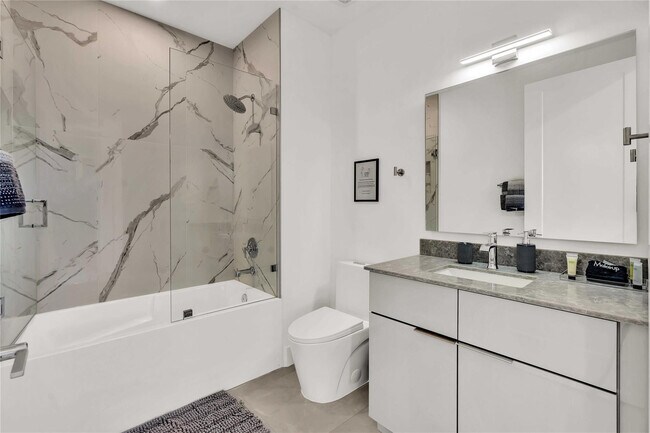 Building Photo - 2100 Miami Rd