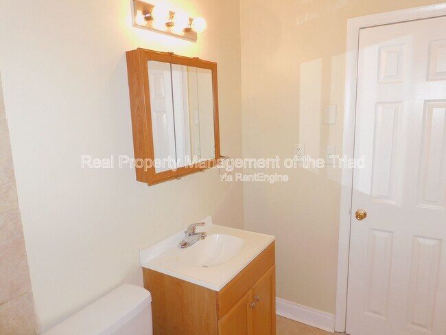 Building Photo - 2405 E Florida St