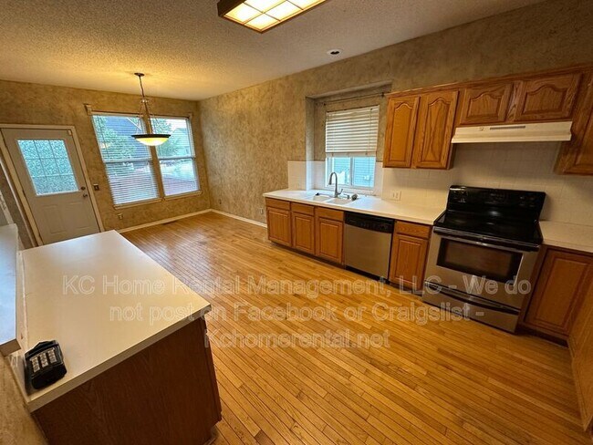 Building Photo - 9305 N Charlotte Ct