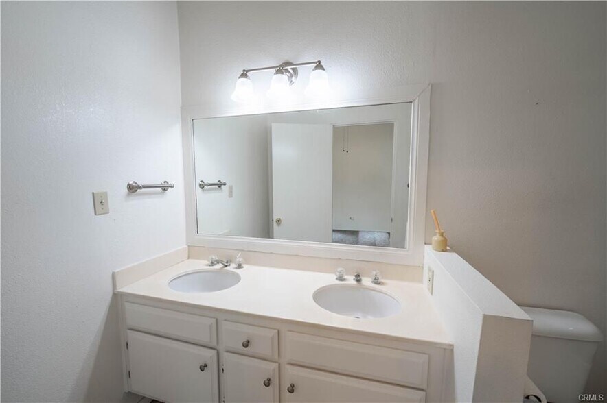 Building Photo - 443 S Tamarisk Ave