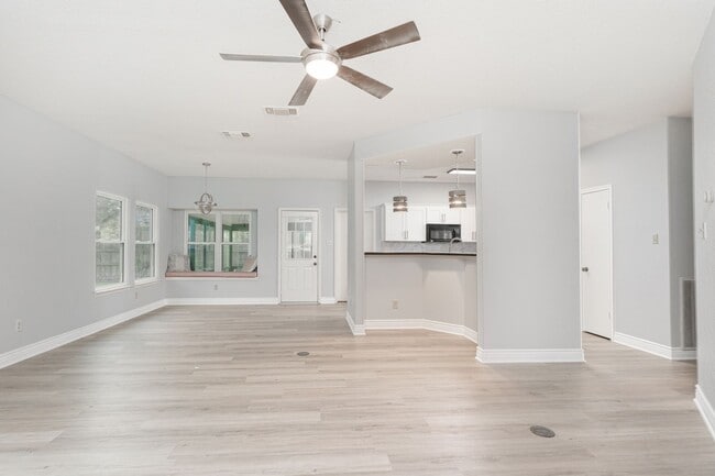 Building Photo - Beautiful corner lot move in ready!