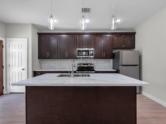 Building Photo - 5201 Kenilwood Dr