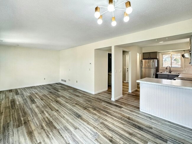 Building Photo - 607 E Burnsville Pkwy