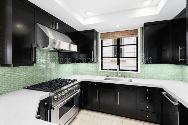 Building Photo - 435 1/2 Carnation Avenue