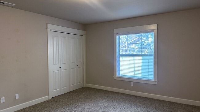 Building Photo - Sign your lease by December 31st and enjoy a $1,000 rent discount applied at move-in!