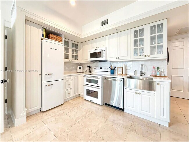 Building Photo - 350 S Miami Ave