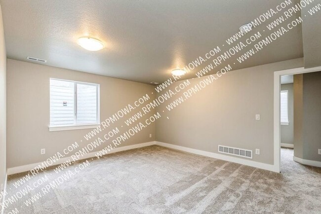 Building Photo - 709 NE Hunter Dr