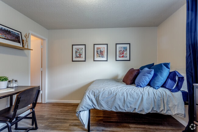 2BR, 2BA - 896 SF - The Rockland (KS)