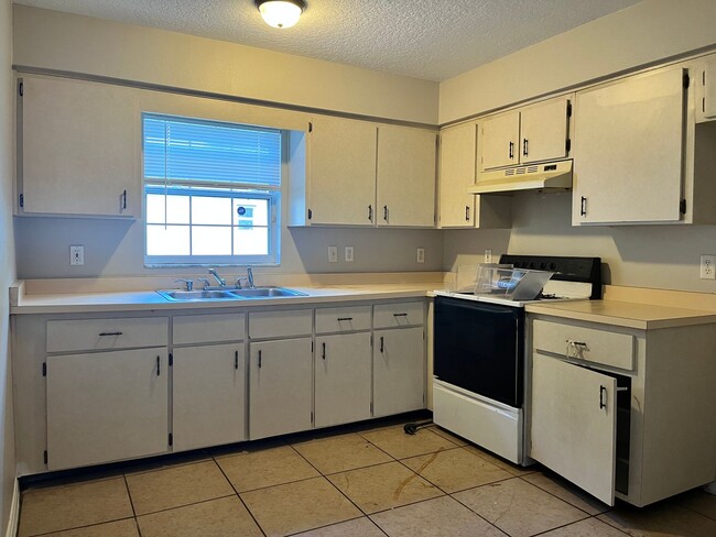 Building Photo - Fresh and Refurbed  3 Bed / 2 Bath Home in Apopka