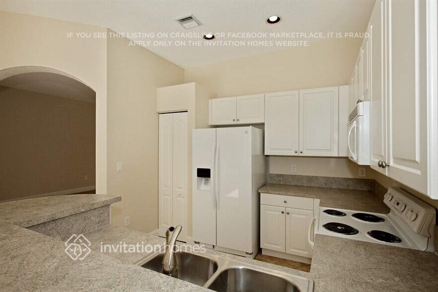 Building Photo - 859 SW 155th Ct