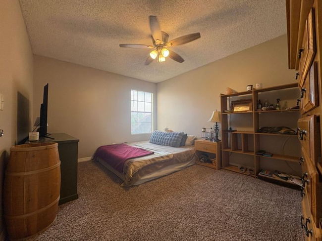 Building Photo - 1/1 Condo in GATED ~ LAKEFRONT community i...