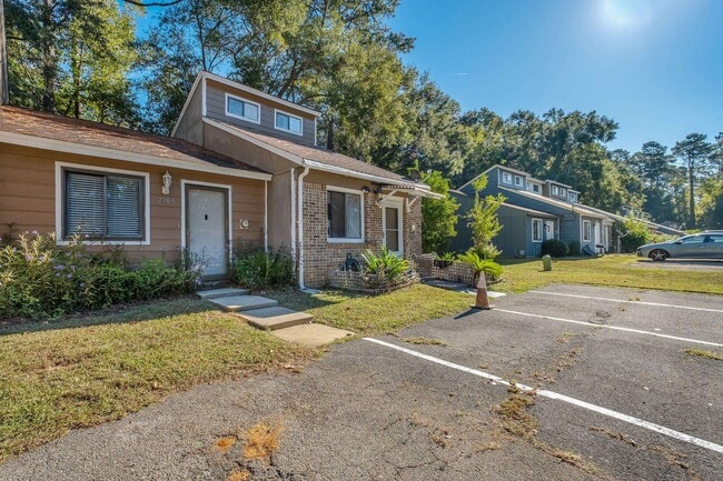 Building Photo - 2203 Sandpiper St