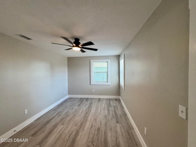 Building Photo - 127 Moore Ave