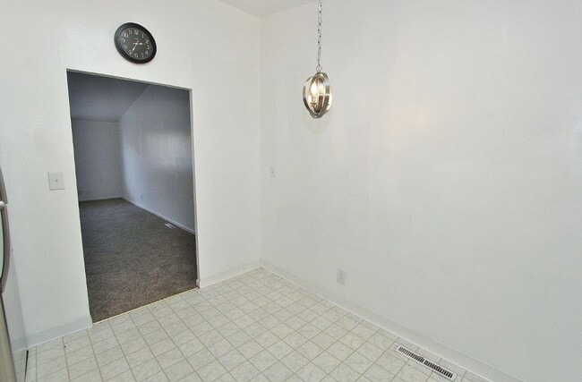Building Photo - Clean Townhouse Centrally Located on the B...