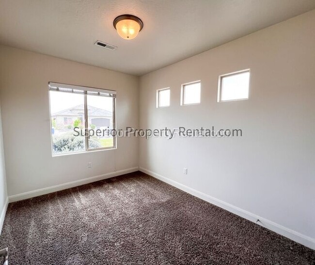 Building Photo - 4 bed, 2.5 bath home w/2 car garage