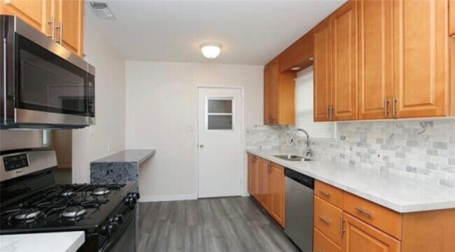 Building Photo - 10920 Mather Ave