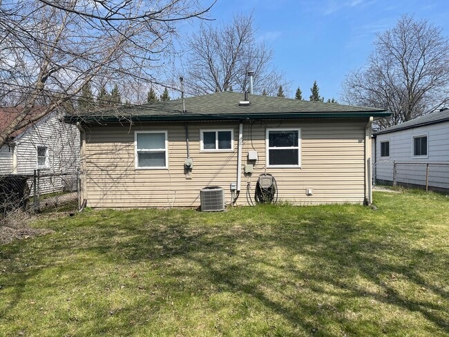 Building Photo - 3 BED 1 BATH SINGLE FAMILY, RANCH STYLE HOME ----- LONG ST. LIVONIA