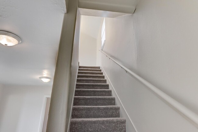 Building Photo - Dewey Duplex